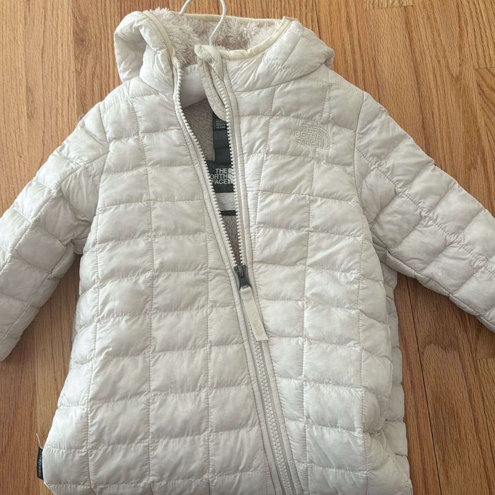 EXCELLENT CONDITION. The North Face Snow Suit. 18-24 month.